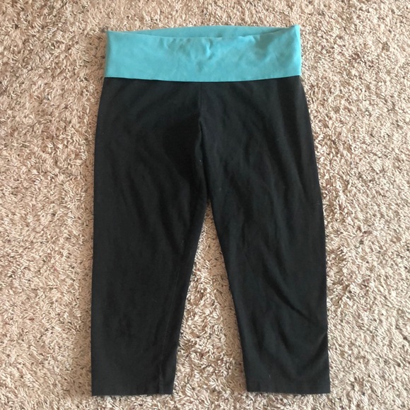 Victoria’s Secret PINK YOGA capris - Picture 3 of 4